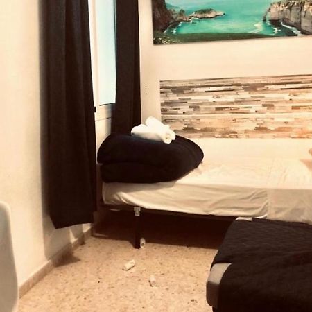 Low Cost Room Málaga Exteriör bild